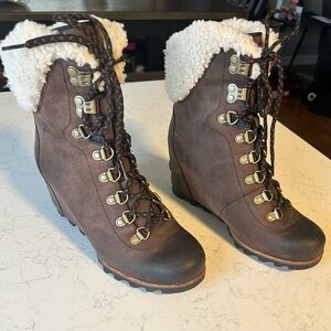 EUC Sorel Women's Conquest Tobacco Brown Lace-Up Wedge Boots w/ Shearling Lining